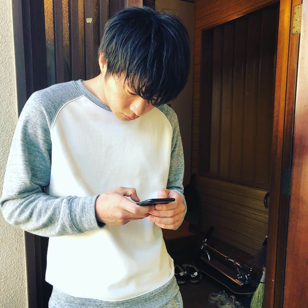 おっさんずラブ 武蔵の部屋のインスタグラム：「‪今朝は珍しくはるたんが私より先に起きていたΣ(◉⌓◉)✨偉いじゃないの、と褒めたところ「いやゲームしてたら超いいステージまで勝ち上がって、めっちゃテンション上がって気づいたら朝で（テヘペロ）」とのこと。‬ ‪#まさかの徹夜‬ ‪#アラサー男子がゲームアプリで徹夜‬ ‪#なおこの写真撮影時もまだ続行中🌀‬ ‪#今やめるとセーブできなくて何たらとか‬ ‪#もー朝ごはん冷めちゃうよぉ💦‬ ‪#蝶子に愚痴メールを送ったら‬ ‪#今すぐそのアプリを始めて持ち前の経済力で課金しなさい💵‬ ‪#と言われました‬ ‪#その手があったお‬🤭」
