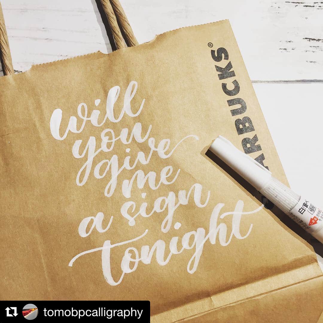 のインスタグラム：「#Repost  @tomobpcalligraphy (@get_repost)・・・ Thank you @tomobpcalligraphy for sharing! @tomobpcalligraphy  さよならする前のスタバ紙袋にカキカキ 白が際立つー♡ #筆ペン #brushpen #筆ペンカリグラフィー #brushpencalligraphy #モダンカリグラフィー #moderncalligraphy  #ハンドレタリング #手書き #白筆ぺん #呉竹 #kuretake #sign #jeajoong #スタバ #starbucks  #ZIG #cartoonist 【ZIG 白筆ぺん】 ZIG Cartoonist 白筆ぺんは、水性顔料インキの白色・筆ぺんタイプです。 極細の毛筆タイプで、イラストのハイライトにも細いラインで描くことが出来ます！ アルコールマーカーで描いた上にも、描けます。また、白筆ぺんを塗った上にも、あとからアルコールマーカーや、ミリペンなど、他のペンで加筆することも出来ますよ。 詳しくは動画で!!　↓↓ https://youtu.be/AUVmBOgk7pE  #白筆ぺん #MANGAKA #Brush 【ZIG  Cartoonist 白筆ぺん】品番:CNBW-０１S 価格:600円 【ZIG  Cartoonist 白筆ぺん カートリッジ】品番:CN DAN122-99 価格:250円  @tomobpcalligraphy さん。素敵に白筆ぺん楽しんで下さりありがとうございます！😊タグ付けありがとうございます。」