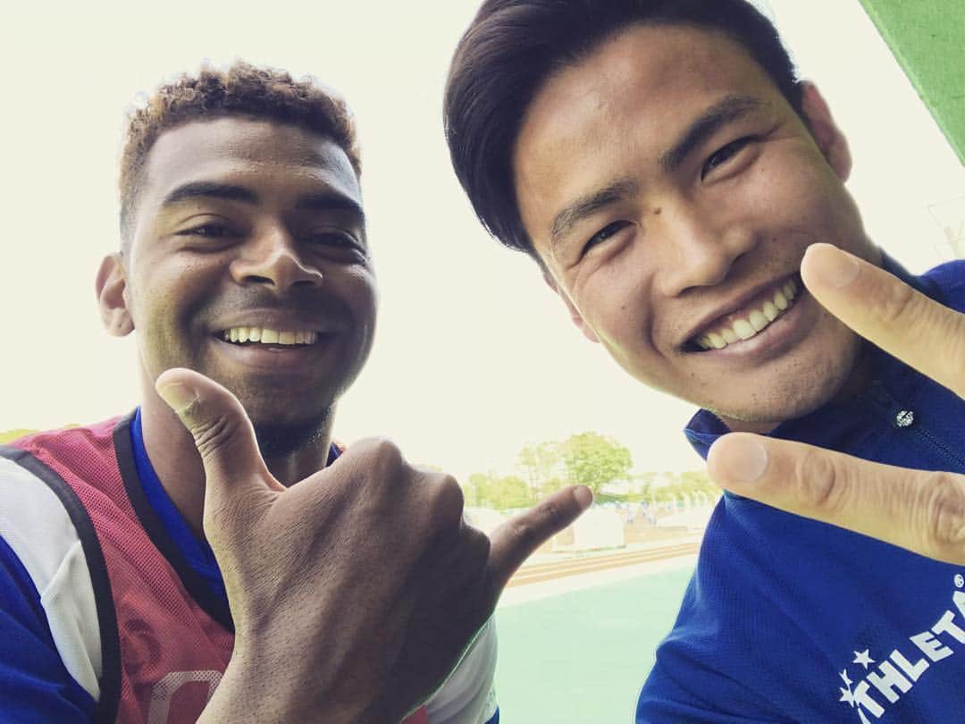 薗田淳のインスタグラム：「・ amigo ・ レナチーニョ‼︎ 全然変わってない笑 まだ34番つけてた笑 毎日絡んで㊙︎な日本語をリピートさせてた… プレーする場所に日本を選んでくれて嬉しい‼︎ ・ #レナチーニョ #通称ヘナ #マイペース #いつも眠そうな顔してグラウンドにやってくる #合流初日はやる気なくてイラっとした #2週間くらいで別人 #大活躍 #リズムが独特のドリブラー #チャントはポニョ #クラブハウスでも歌ってた #音痴 #マジ半端ねぇ頑張ろう が試合後サポーター前でのお決まりのフレーズ #先輩だけどかわいい奴だったな #川崎フロンターレ」