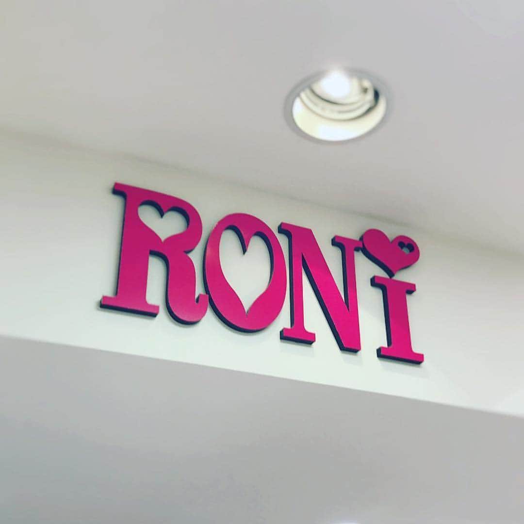のインスタグラム：「#Repost @roni_umeda with @get_repost ・・・ 本日最終日18時閉店です。 . . 最後まで皆様のご来店お待ちしております。 . #roni  #ロニィ  #阪神百貨店  #RONI#梅田阪神店 #最終日 #18時#閉店」