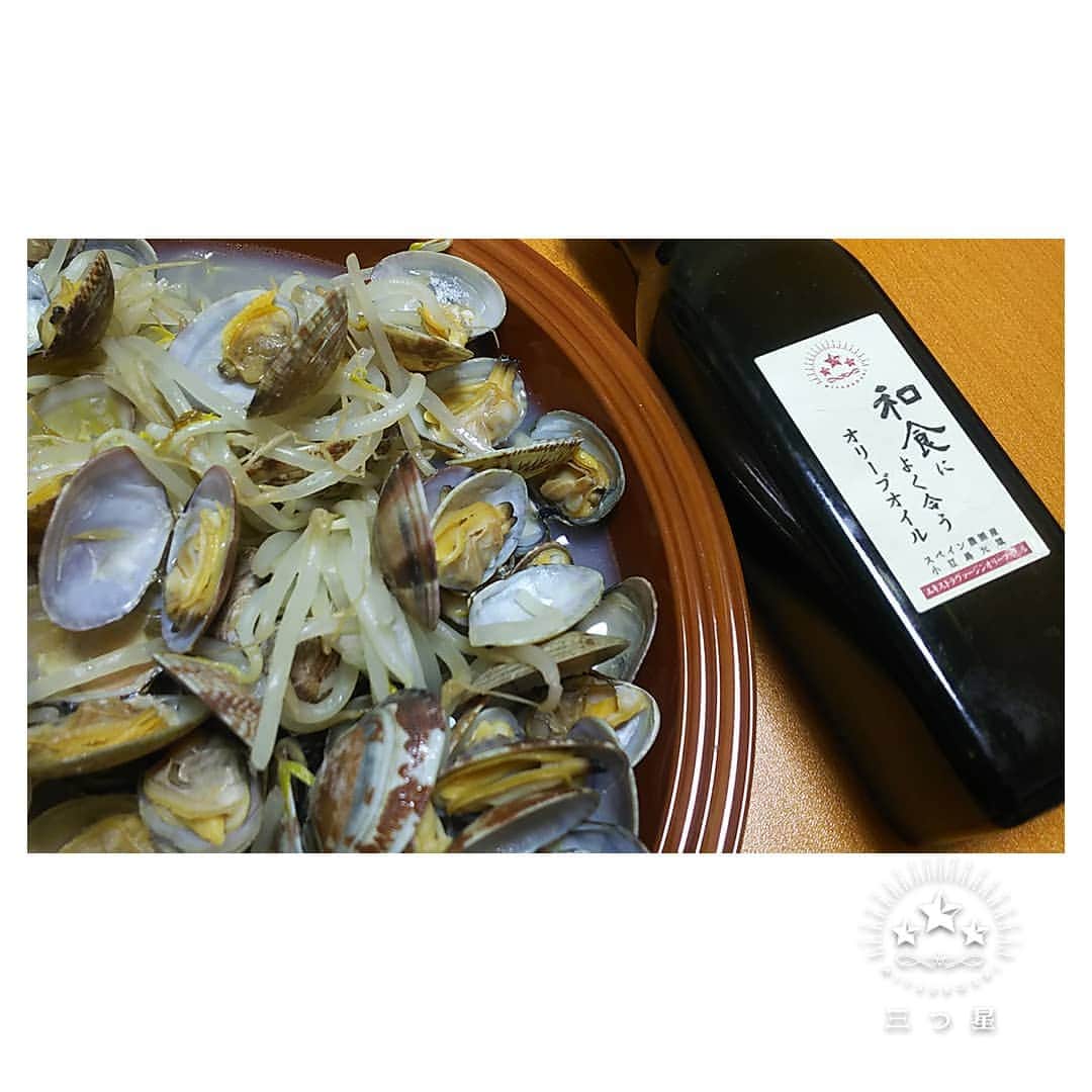のインスタグラム：「＊アサリとモヤシのあっさり酒蒸しと、和食によく合うオリーブオイル＊ This olive oil that goes well with japanese food;-) * #だけで美味しくなるシリーズ today>かける #あさり #アサリ #あさりの酒蒸し #もやし #ヘルシー #さっぱり #晩ごはん #ランチ #おうちごはん #おつまみ #宅飲み #大人の味 #オリーブオイル #oliveoil #和食によく合うオリーブオイル #和食 #washoku #japanesefood #和食とオリーブオイル #WASHOKUandOliveOil #instafood #三つ星ネットショップ」
