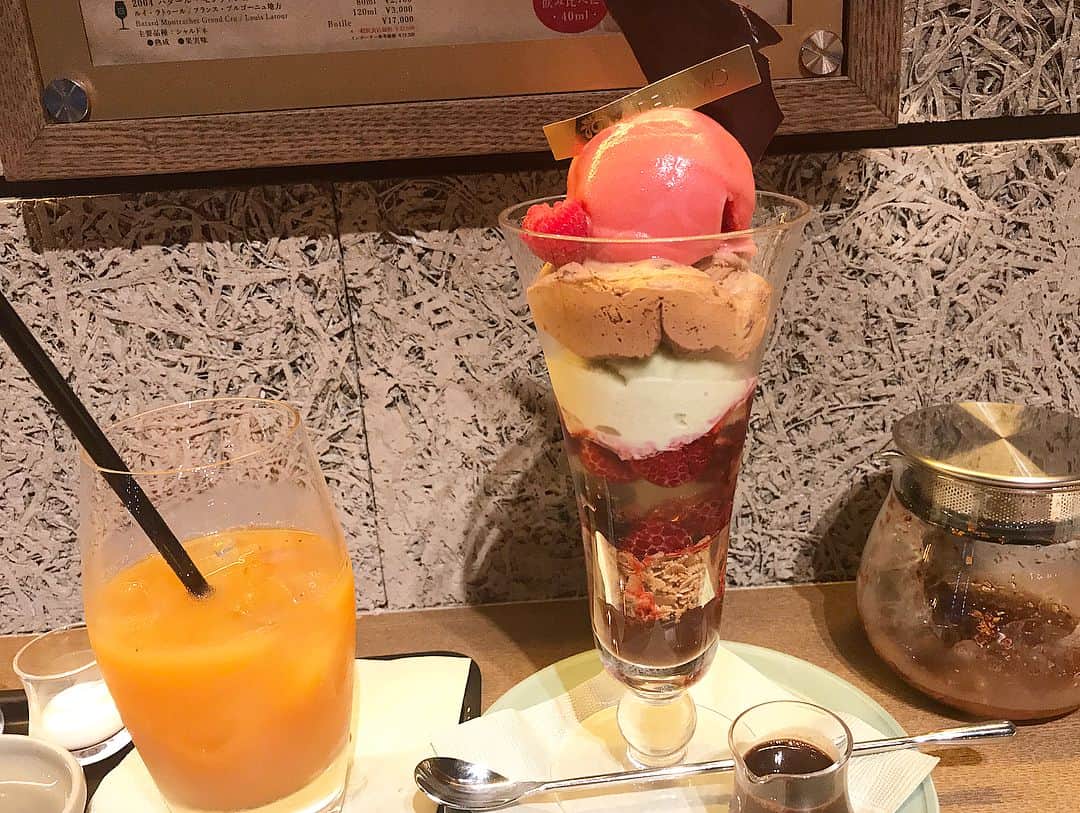 大見さなえさんのインスタグラム写真 - (大見さなえInstagram)「福岡に住んでる大食いの かじみなが東京に来てくれた😆💓 ・ という事でみんなでご飯🤤🍽 らっすん、たかちゃん、自由人さん ちなりちゃん、どらちゃんと(*^^*) 楽しかった！また集まりたいぃ🐥✨ ・ あとは最近の食べ歩き写真🐥🍗🍟🍭 ちなみに明日zipの7時15分〜ハテナビちょっとでます(*´꒳`*) ・ #大食い #集まり #らすかる #たかちゃん #自由人さん #ちなりちゃん #かじみな #どらちゃん #食べ歩き #楽しかった #にじゅうまる」5月28日 12時39分 - tabe_megumi