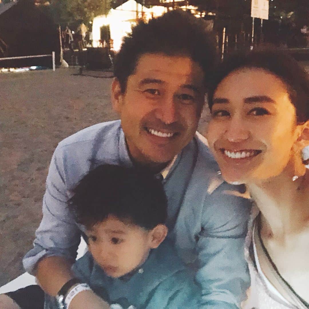 のインスタグラム：「Photo from the other night at Star Island Odaiba!  Amazing firework show but Little Dean was pretty freaked out! 😆  こないだスターアイランドの花火大会本当に素晴らしかったです！ でもディーン君は花火が本当に怖かったみたい！😆 #notdrunk #starisland #odaiba #tokyo #fireworks #familytime #鬼ママ #ディーン君 #ビビリ #スターアイランド #お台場 #花火 #感動  @mariakamiyama  @starisland_jp」