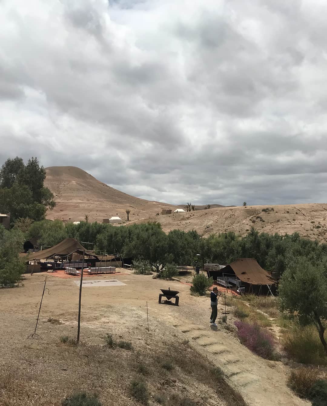 前田典子さんのインスタグラム写真 - (前田典子Instagram)「#グランピング #ラグジュアリーキャンプ #マラケシュから車で土漠へ🚗 #スターウォーズみたいな景色が広がってた #おしゃれなテント⛺️ #ベルベル人#キリムラグ #土漠プールがあって凄い！ここ #モロッコ料理🇲🇦」5月28日 13時54分 - maenorichang