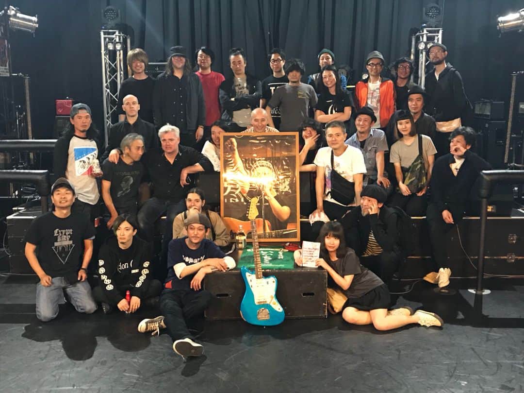 ツジトモタカのインスタグラム：「2018.5.27札幌mole、ブッチャーズ吉村秀樹会、ありがとうございました！ 全バンド物凄いライブだった！！！ 他の出演者に比べたらブッチャーズの関わりは浅いですが、その分一つ一つの思い出は濃厚です。もう5年も経ってるとは… そして恐縮にも吉村さんのギターをお借りして、ブッチャーズのカバーもやらせて頂きました。本番一発で夢中で音はよく分からんかったけどなんかズドンと芯があって豪快な音だったような。気持ち良かったです。 Joe Lallyとは9年ぶり？に共演、The Messthetics、2本ライブ観ましたが、生で体感しないと分からないあの空気感、グルーヴ感。僕が言うのもアレですがまだ日本各地周るんで皆様是非。 エガワさん、この場に加えて下さって本当にありがとうございます。 また札幌もきます！ もうすぐCDも発売だし、東名阪クアトロツアーwith 9ミリとのやつも始まるしよろしくお願いします！ 生きる！」