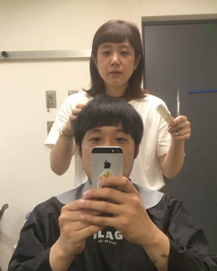 田畑祐一のインスタグラム：「もちろんこの遊びもやってる。  #まりぶ #田畑藤本田畑 #髪切る時はもうお決まり #おでこ #デコ広 #まりぶあかん！まりぶ！ #散髪 #前髪カット #あそび」
