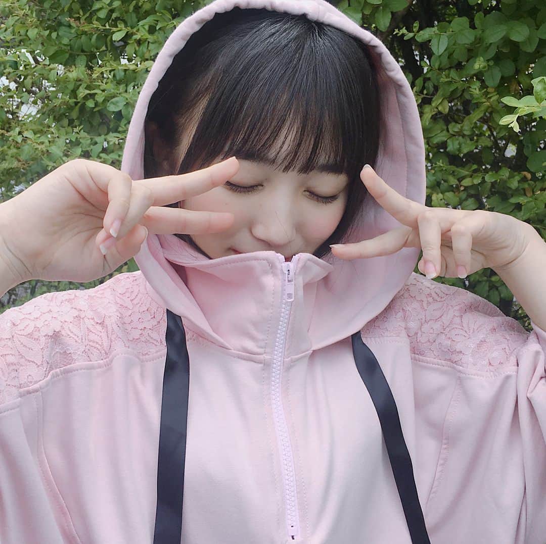 矢吹奈子さんのインスタグラム写真 - (矢吹奈子Instagram)「☔️🐌 ・ ・ 今日から梅雨入りだってー(._.) ・ #パーカー#フード #pink」5月28日 16時36分 - 75_yabuki