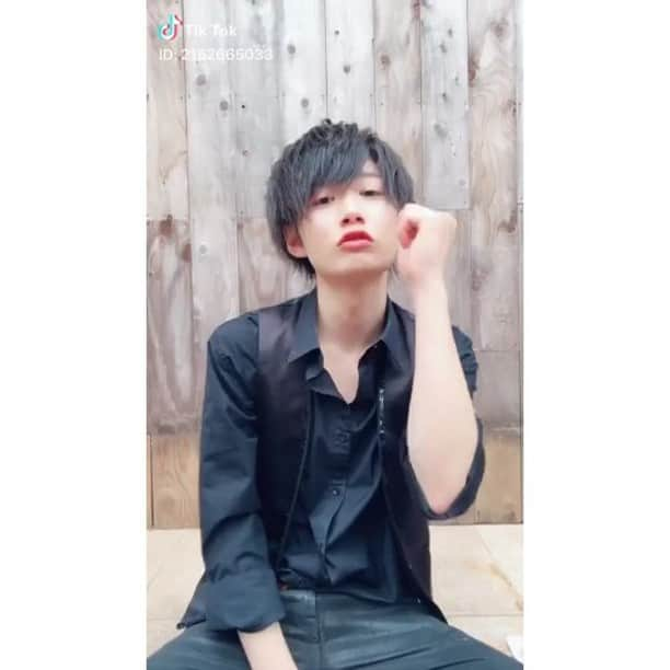 飛田 一樹のインスタグラム：「🙋‍♂️. . #tiktok #手を挙げよう #なんちゃってダンス @tiktok_japan #tiktokjapan」