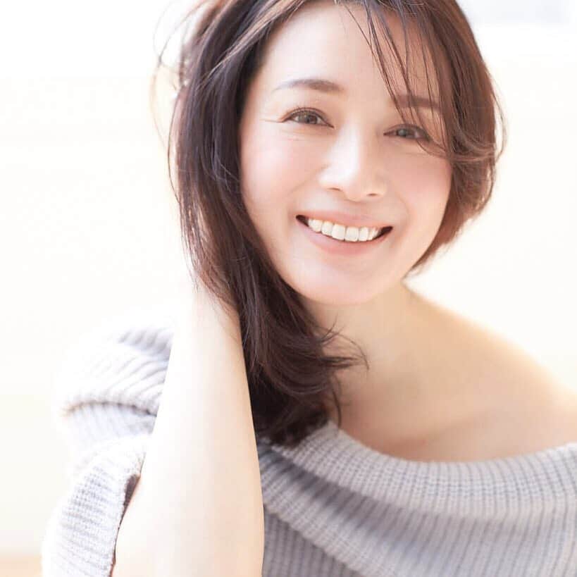 竹中友紀子のインスタグラム：「こんなのも。。。 さぁ、困った😅 #撮影 ... #玉置順子 さん #ヘアメイク ... #Sai さん #モデル ... #竹中友紀子  お気に入りのライトグレーのオフショルニットは #barnyardstorm 。 #作品撮り #作品撮影 #コンポジット #セレクト中 #バンヤードストーム #オフショルダー #オフショルニット」