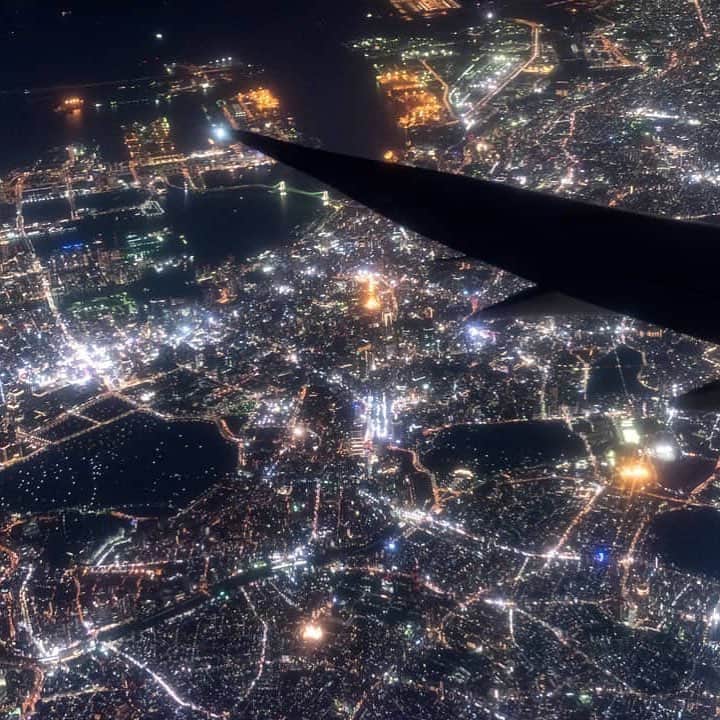 ANAのインスタグラム：「きらめく東京の夜景をひとりじめ✨ (Photo: @kohtar0o0 )  #ソラマニ_マドカラ #機窓 #夜景 #飛行機 #翼 #ダレカニミセタイソラ #カコソラ #羽田空港 #nightview #airplane #hanedaairport  機窓からの風景は「#ソラマニ_マドカラ 」をつけて投稿してね☆インスタやANAの各メディアでご紹介していきます！」