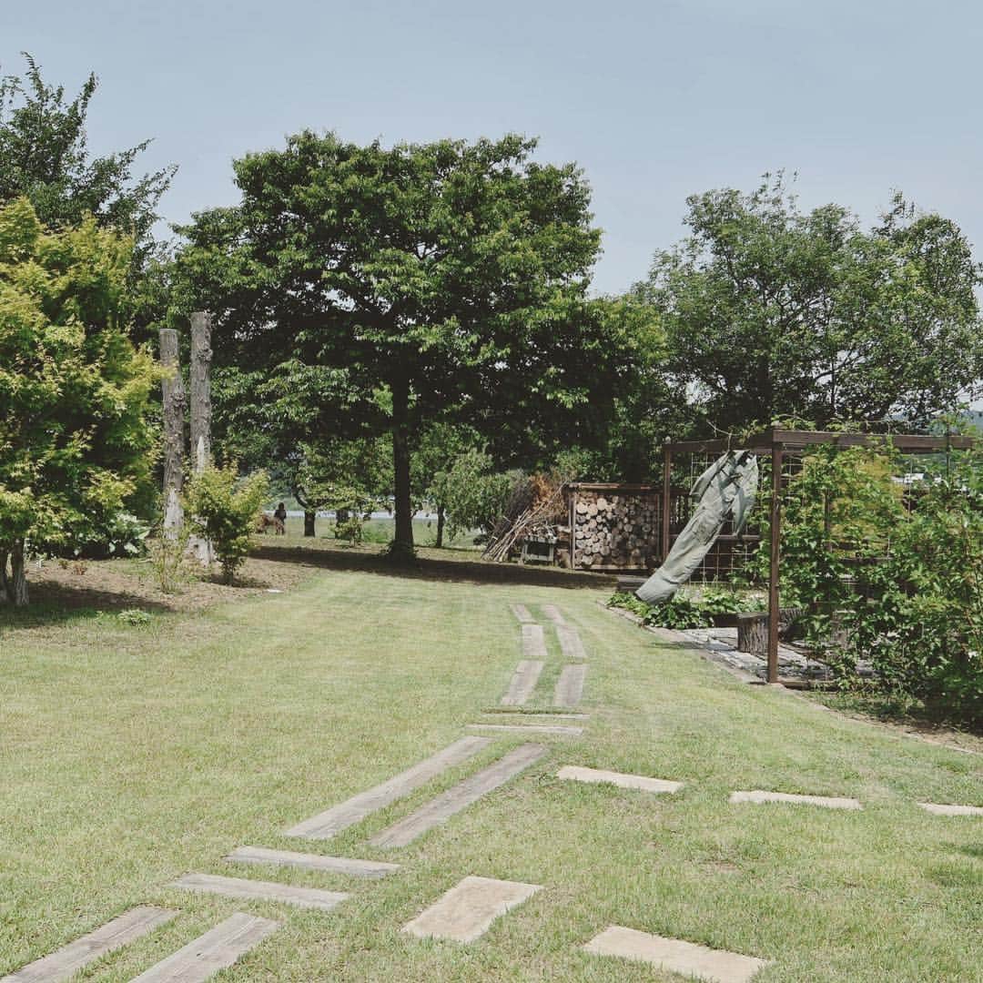 美し信州建設のインスタグラム：「佐久市 A様のお住まい 初夏の緑が眩しいA様邸の庭。 畑へ行く手作りの小道と、風に揺れるツナギがなんともマッチ😊  #美し信州建設#上田市#木曽桧#長野県#マイホーム#インテリア#新築#家#工務店#リノベーション#住宅#設計#注文住宅#自由設計#無垢材#木の家#田舎暮らし#建築家#施工事例#ガーデン#住まい#ショールーム#自然素材#健康住宅#エコ住宅#interior#マイホーム計画#house#木曽ひのき#」