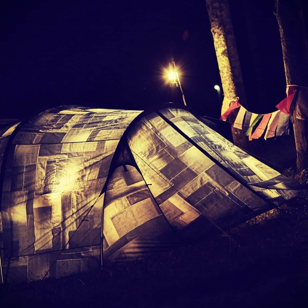 Coleman Japanのインスタグラム：「. #灯そうColeman #灯そうコールマン #灯そう  #Coleman #コールマン  #INDIGOLABEL #インディゴレーベル  #Tent #テント #2ルームテント #トンネル2ルームハウス  #Camp #キャンプ  #Nightcamp #夜キャンプ  #Outdoor #アウトドア  #キャンプしよう #キャンプ好き」
