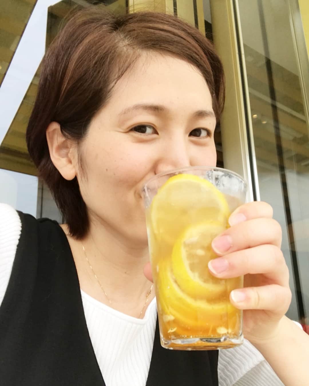 高橋みゆきのインスタグラム：「レモン🍋入り過ぎじゃね💨笑  billsのパンケーキ🥞🤤クラ吉もお利口さん🐶でも水は嫌いなの🏖 #私はお茶ばかりしてる #旦那の買い物待ち #海散歩 #クラ吉 #水嫌い #そっち行かない #パンケーキ #食べきれないよ #お台場」