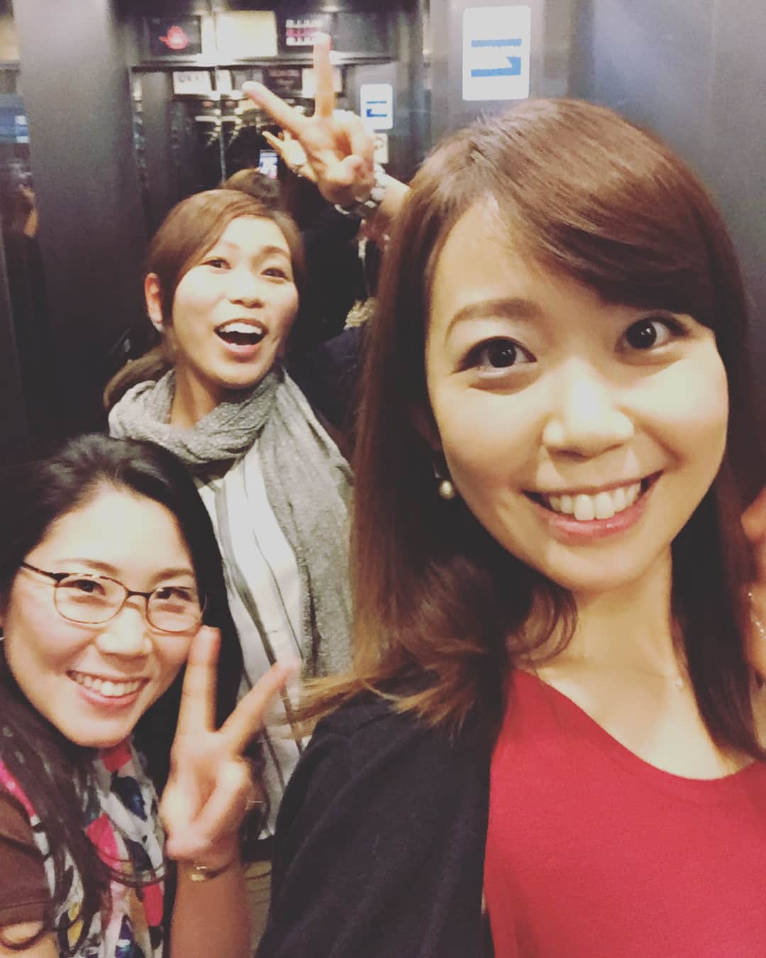 須黒清華のインスタグラム：「友達が久しぶりに東京に来ていたので、みんなで火鍋食べてきました〜♪ 美味しかったー‼︎ ちょっと風邪気味だったのですが、元気になった気がします♪ あ、私の服、火鍋色だ（笑） #火鍋 #ガールズナイト」