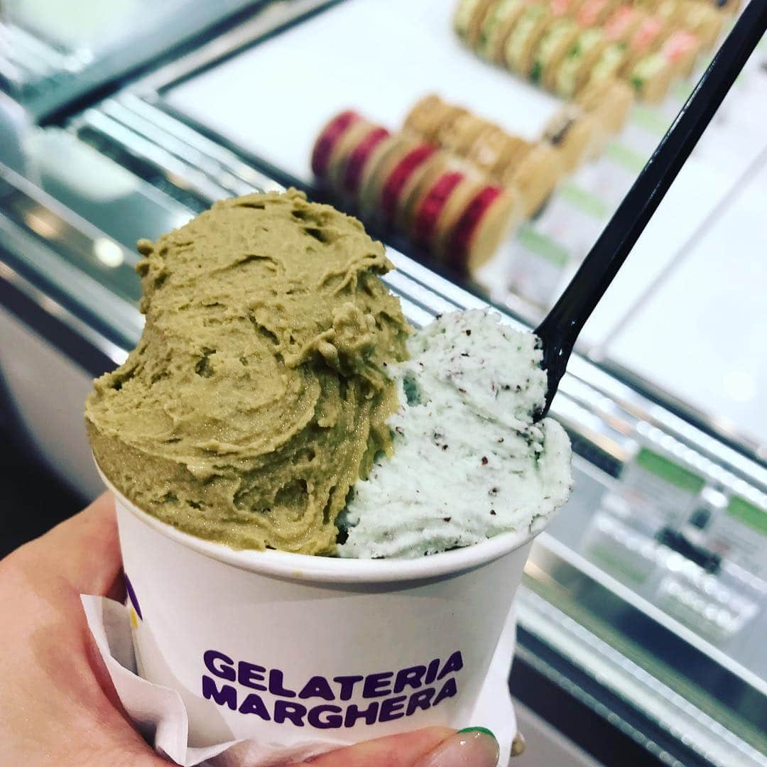 宮瀬茉祐子のインスタグラム：「暑くなるとこれね🍦  #gelato  #mintchocolatechip  #hojicha  #ジェラート  #ほうじ茶  #チョコミント  #食べ歩き  #夜風が気持ちいい」