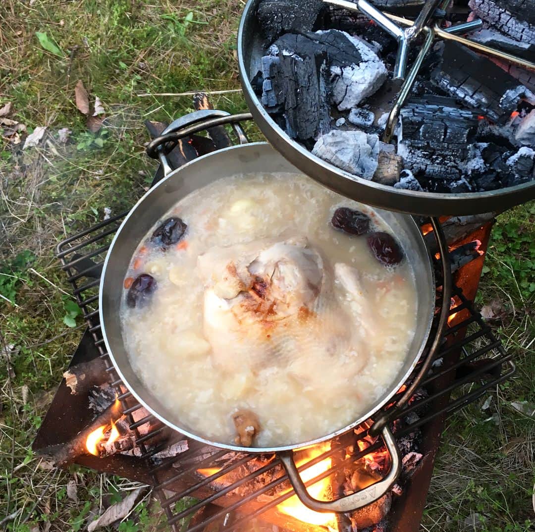 AYUMIさんのインスタグラム写真 - (AYUMIInstagram)「キャンプの時によく作る 参鶏湯（サムゲタン） . 簡単で美味しくて 体もあったまる〜☆ . 材料を鍋（ダッチオーブン）に入れて 火にかけるだけ。 キャンプの時は子どもたちが 炭と松ぼっくりで火の番をしてくれて😊 . お家で、ふつうのお鍋でも作ります。 体調が優れない家族がいる時に 作ると、元気になる〜☆ . ESSE online 〝あゆんこの巣〝で 作り方を紹介しています♪ . https://esse-online.jp/117211?display=b . . #AYUMIご飯 #AYUMIのアウトドアクッキング #のレシピ本でも紹介しています #薬膳 #サムゲタン」5月28日 21時18分 - ayumiayunco