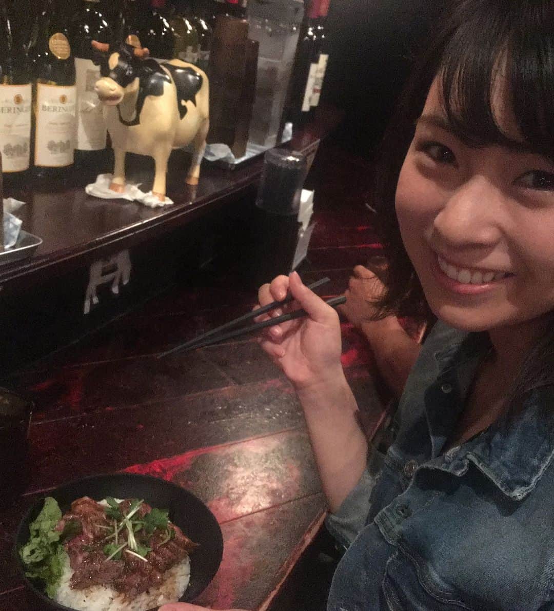 山本愛子さんのインスタグラム写真 - (山本愛子Instagram)「今日は、磯道はるかちゃんとデートっ♡ 愛子さん何が食べたいですか？と聞かれたら、もちろんお肉しかないわけでして。 ローストビーフどーんっ♥ 大盛りペロリンチョー！ はるかちゃんもお肉大好きなんだって♡ 気が合うね✨うふふ  #ローストビーフ丼 #大盛り #肉食女子」5月28日 21時59分 - aikoyade1219
