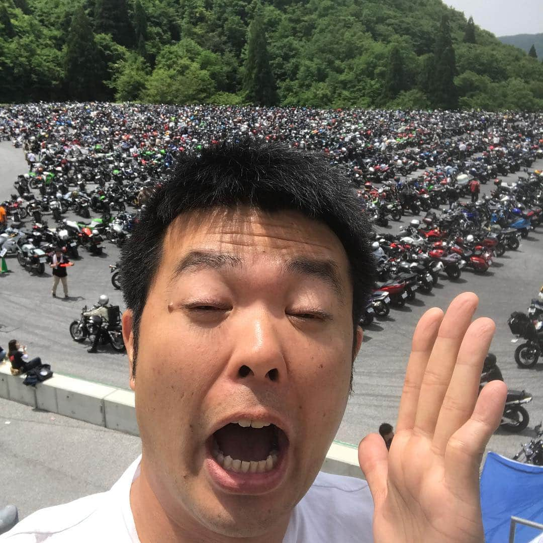 西川晃啓さんのインスタグラム写真 - (西川晃啓Instagram)「気絶バイク  バイクの台数多くて気絶  #あるある探検隊  #レギュラー #気絶の日々  #気絶 #ギャグ #2りんかん #奥伊吹 #イベント #バイク #滋賀県 #ライダー」5月28日 22時50分 - kizetu