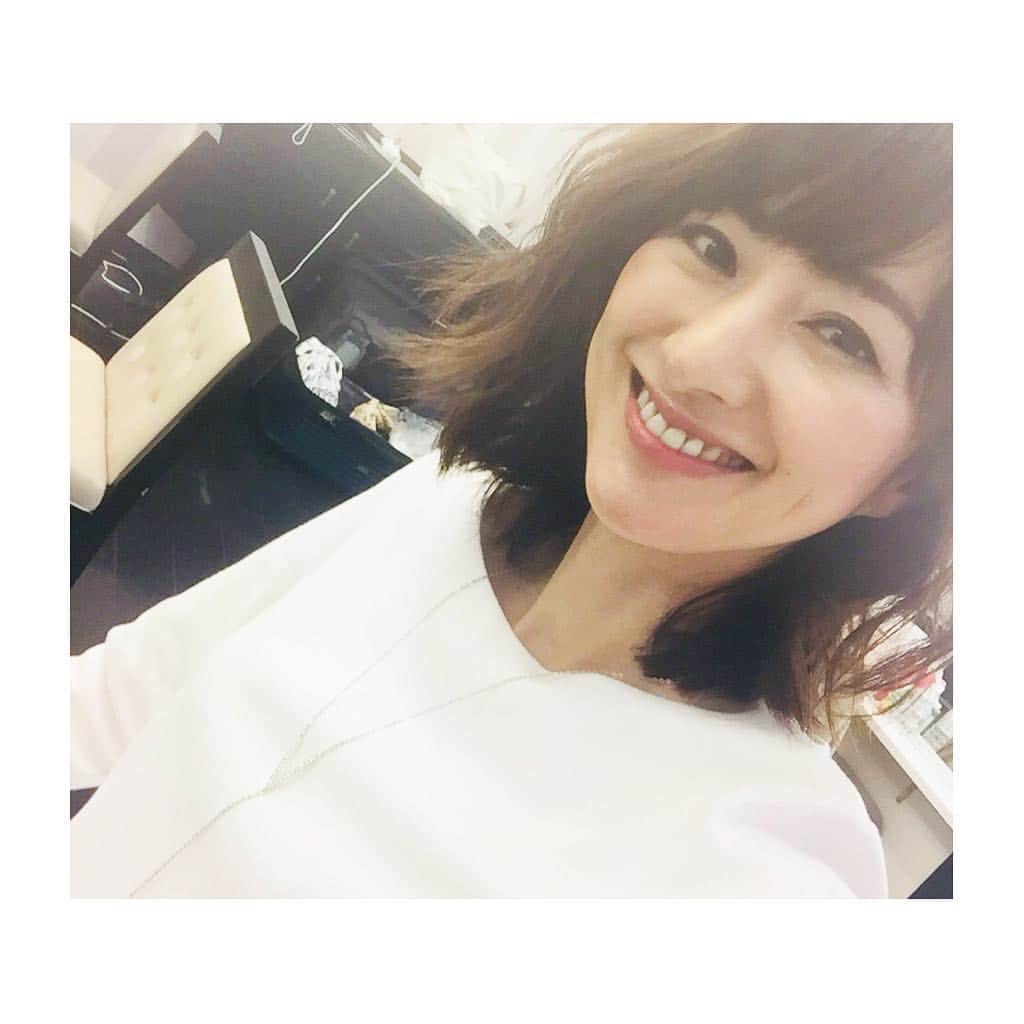 前田ゆかのインスタグラム：「今日は、 口輪筋トレーニング装置、 #とじろーくん の話題でもちきり。 ・ ・ 使っているメークさんがたるみ、 ほうれん線、口角アップに効果があると話していて気になって仕方なくなりました。  カラダも鍛えないと衰えますが、顔も同じですね！  ちょっと試してみようと思います〜〜 #神戸から帰宅 #話題が豊富 #なんでも試して教えてくれる #大阪のメークさん #石井さん #shooting #beauty #口輪筋トレーニング」