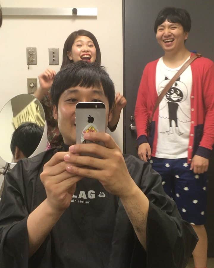 田畑祐一のインスタグラム：「無限大でまりぶに散髪お願いしてたら、タンちゃんとたかぴん。  #田畑藤本田畑 #散髪 #散髪はいつもまりぶに #まりぶはいつも変な奴やけど #後ろ髪の確認の時は真剣 #タンちゃんとたかぴんが邪魔する #うまくふったら最後2人がジャンプしてくれるんやけど #まだ素人の僕には難しい #やっぱりむとパンが一番かぁ #最後はジャンプしてくれた #バッチリバッチリー #ピンタンパン #まりぶ #はぎちゃん #無限大ホール #メイク室 #楽屋 #散髪」