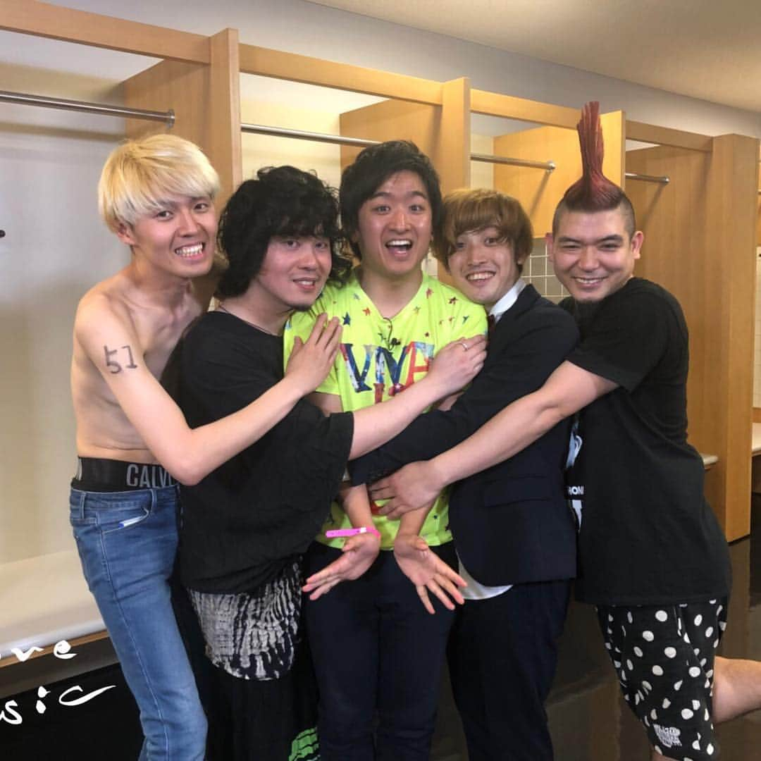 藤井弘輝(ふじいこうき) さんのインスタグラム写真 - (藤井弘輝(ふじいこうき) Instagram)「フジテレビ系列「Love music」 ６月３日（日） ２５：３０～２６：２５ 『VIVA LA ROCK 2018に潜入！ 豪華ライブ&スペシャルインタビュー！』が放送されます！ #love_music #VIVA_LA_ROCK_2018 #the_telephones #今写真を見ても信じられない #高校生の時にあれだけ聴いていたテレフォンズに #囲まれている #最高のライブでした #SEで泣いたのは久々 #熱が入りすぎて #少々熱苦しいインタビューに #日本が久々に猿のように踊り明かしたあの夜 #ライブ直後にインタビューしていますので #是非ご覧ください！ 番組公式ＨＰ：　http://www.fujitv.co.jp/lovemusic/」5月29日 10時22分 - fujii_koki_cx