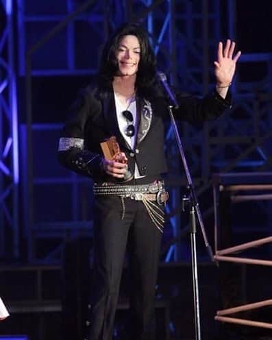 マイケル・ジャクソンさんのインスタグラム写真 - (マイケル・ジャクソンInstagram)「This week in 2006, MTV Japan honored Michael with the Legend Award. During his short, poignant acceptance speech, he said “most of all, I’d like to say to the Japanese people, from the bottom of my heart, I love you very, very much.”」5月29日 2時16分 - michaeljackson