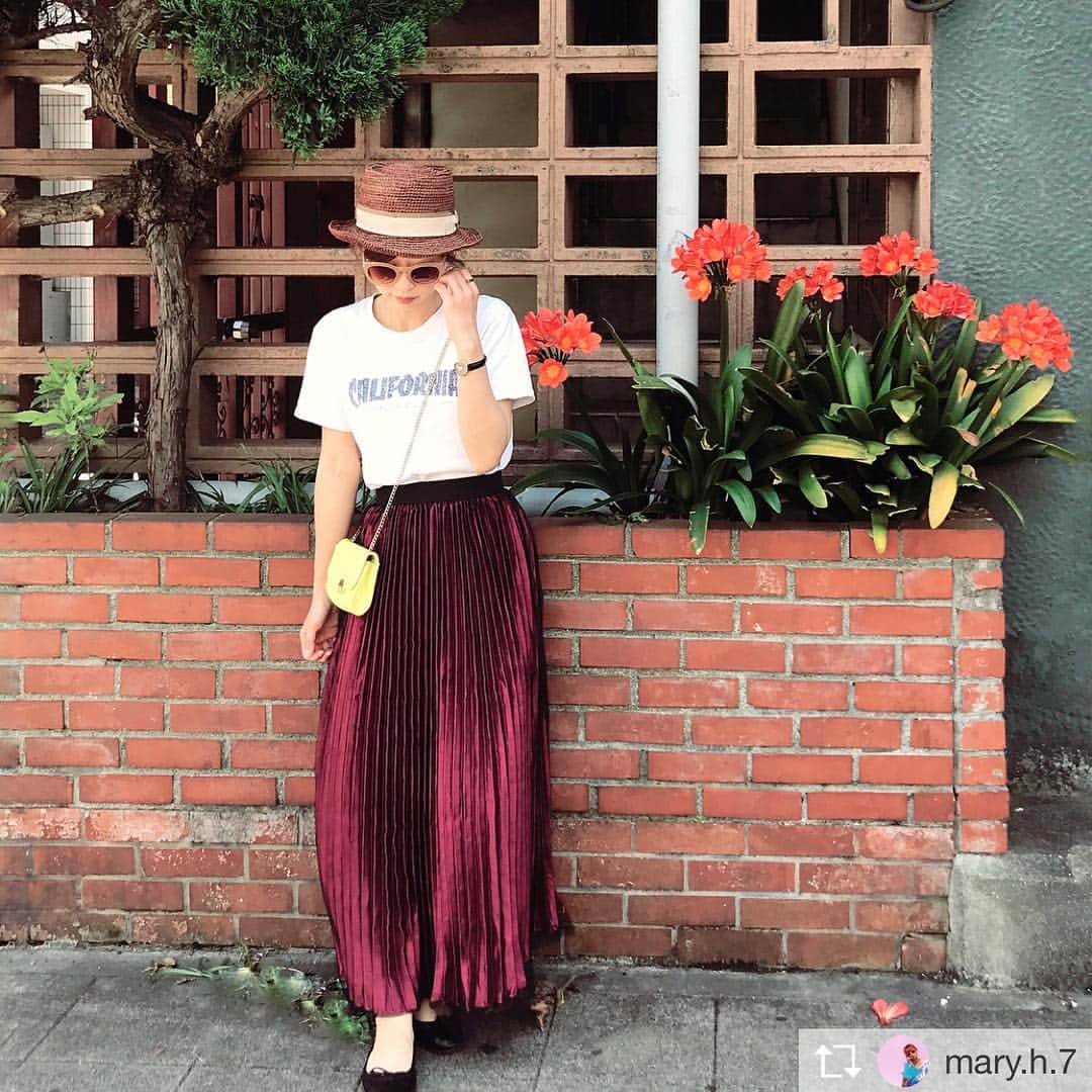 セレクトショップ8eightのインスタグラム：「Repost from @mary.h.7 @TopRankRepost ＊ 🍷❤️🍷❤️🍷❤️🍷 ＊ 可愛い可愛いチュールプリーツスカートは@pichi__official  さんのオリジナル商品❤️ ＊ ＊ ウエストゴムだし細かいプリーツが沢山入ってるよ😍 ＊ カラーは3色でどの色も大人っぽくて可愛いの🤤 ＊ ＊ チェックしてみてね🤗💚 ＊ ＊ #pichi#Webshop#fashion#coordinate#dailylook#ootd#fashionista#follow#f4f#followme#ig_japan#mineby3mootd#ungrid#ママコーデ#着回しコーデ#ファッション#ママファッション#春コーデ#プリーツスカート#ロングスカート#ロンスカ#チュールスカート#白t#セレクトショップ#プチプラ#大人カジュアル#大人可愛い#ミニバッグ#hat . . . . (Photo by @mary.h.7さん)」