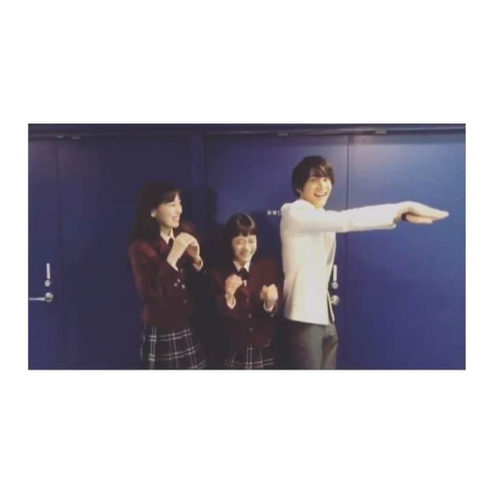 杉咲花のインスタグラム：「本日２２時からＴＢＳにて 「花のち晴れ」第７話の放送です。 なんと私、悔やまれることに 毎週恒例のあの写真を撮り逃がしてしまいました… ので、今日は特別に、 音さんの携帯の中にある動画が わたしのインスタをジャック。 あのお方に撮って頂いてしまいました。 天馬くんとメグリンと、３人で。👨‍👧‍👧 @oto_edogawa  @marie_iitoyo - ２枚目の写真はある日の割本(わりぼん)。 割本は毎日スタッフキャストに配られるもので その日に撮るシーンだけが台本から抜選されて 撮影のカット割りが書かれているのですが、 これは６話のラストシーンのページ。 そこに「To# 7めがねのかわいこちゃん」の文字が。 その正体は、これまで花晴れ現場で チーフ助監督をされていた松木さん。 なんと松木さん、今回の７話で 初めて連続ドラマの監督を務められたのです。 そんな松木さんへ、６話の石井監督から愛のバトンタッチ。 花晴れ始まって以来の はじめての女性監督。 きっと、また新しい視点でドラマが楽しめるはずです。 どうか今夜も、皆さまにワクワクしてもらえますように。 毎週どの監督も、スタッフキャストもそうだけれど、 今夜は、松木監督が大切に撮った回。 記念すべきデビュー作に立ち会わせて頂くことができて わたしもとても幸せでした。 ３枚目の写真はそんなお茶目な松木監督、 なにかを見つめている中田くん、仁くんのお二人。笑 ふふふ。相変わらず個性豊か。楽しいチームです。 - またまた長くなってしまいましたが 最後まで読んでくれてどうもありがとう。 ではでは今夜も、観てくださいね。お願いです。 #花のち晴れ #花晴れ」
