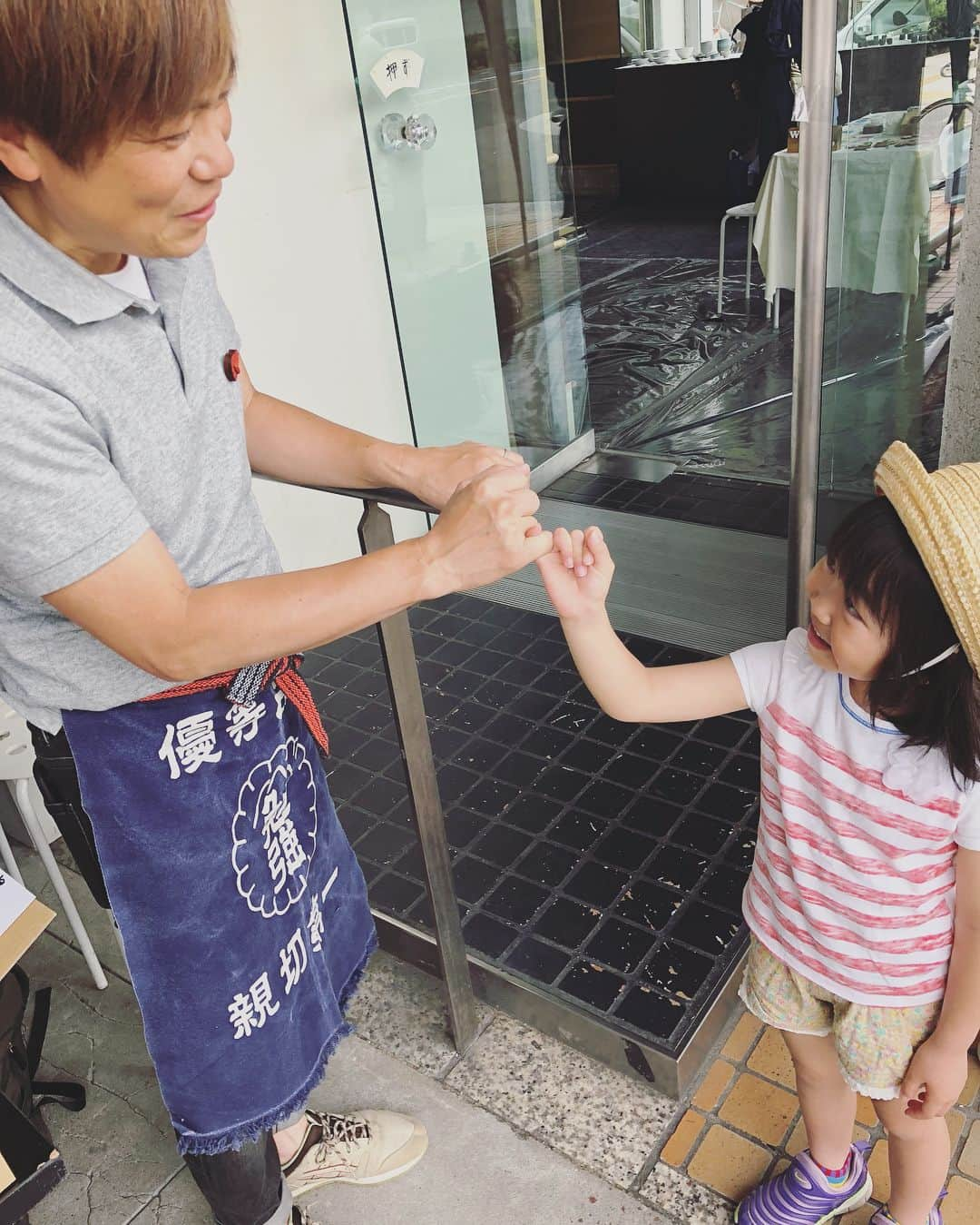 福田多希子さんのインスタグラム写真 - (福田多希子Instagram)「日曜日はポン太青果、和ルシェにて出店させて頂きました～～😊 お越し頂きましてありがとうございました💚私は初めてでドキドキだったんだけど私にまで声掛けてくださったりめちゃ嬉しかったです😭それを見て土肥ちゃん喜んでた😂感謝💓 それと先日のせやねんで最高に可愛いかったかりんちゃんも来てくれました🥕🥕えんどう豆食べられるようになったんだって✨✨ ポンちゃんと何やら約束事、なんだろうねぇ～😘😘🍆 🍅🌽 #GoGoパクチーの店主さん緑すぎな件💚  #親切第一 #土肥ポン太 #野菜 #マルシェ #和ルシェ #ポン太青果 #くるみドレッシング #ごまみそぽん酢 #玉ねぎ #トウガラシ #🅿️ #ヨメポンタ」5月29日 18時56分 - yomeponta