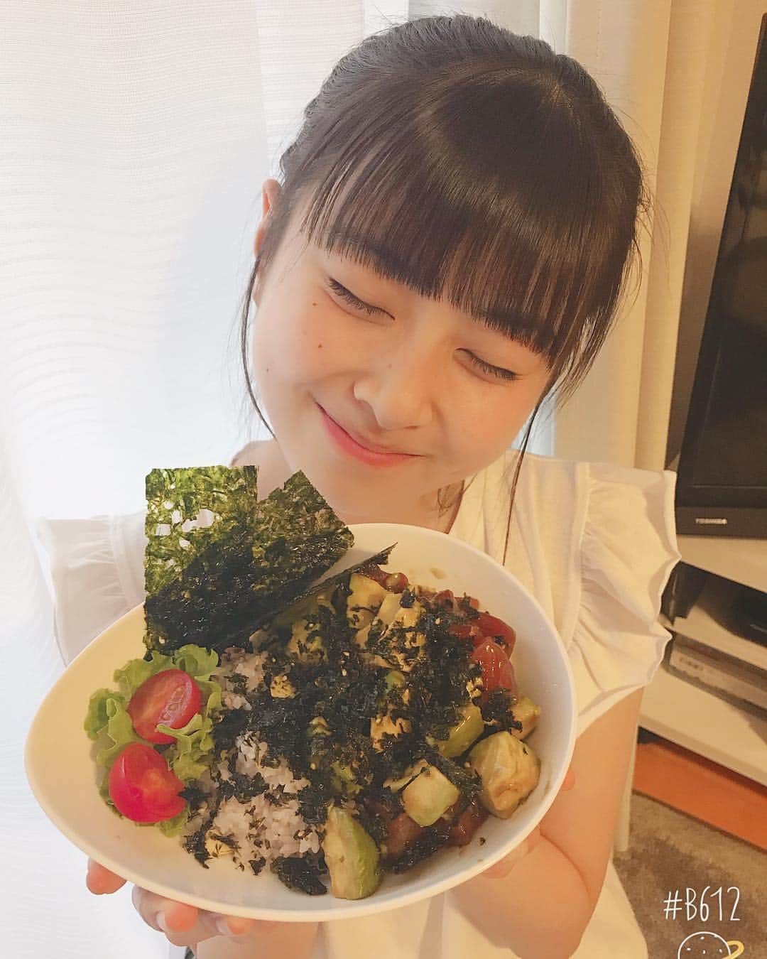 松岡はなのインスタグラム：「☺︎☺︎ お母さんが作ったポキ丼🥑🐟 とってもとっても美味しんだよ〜☺️🌷✨ #ポキ丼 #はな咲く笑顔」