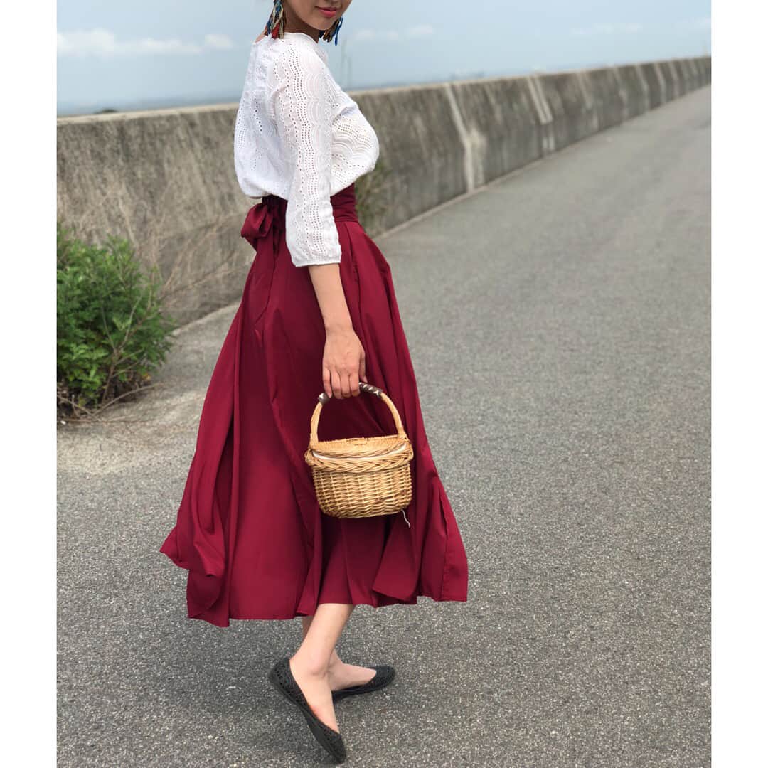 松本さゆきさんのインスタグラム写真 - (松本さゆきInstagram)「, @lefua.closet #フルボリュームコルセットロングスカート  目を惹くけど、派手過ぎず丁度良い落ち着いた赤に一目惚れ😻 スリットも入ってるから真夏でも涼しく着られそうでいい感じです🌞 ハイウエストで足長も着やせ効果も抜群やし、なりよりポケットついてるー！ポッケ好きにはたまらん✨ . . #リボン #fashion #赤好き #ポケット #最近購入 #お気に入り #レフア #スカート #lefua_2018ad」5月29日 19時17分 - matsumotosayuki