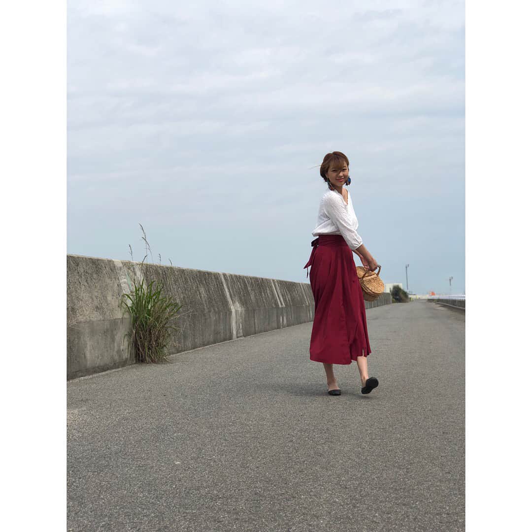 松本さゆきさんのインスタグラム写真 - (松本さゆきInstagram)「, @lefua.closet #フルボリュームコルセットロングスカート  目を惹くけど、派手過ぎず丁度良い落ち着いた赤に一目惚れ😻 スリットも入ってるから真夏でも涼しく着られそうでいい感じです🌞 ハイウエストで足長も着やせ効果も抜群やし、なりよりポケットついてるー！ポッケ好きにはたまらん✨ . . #リボン #fashion #赤好き #ポケット #最近購入 #お気に入り #レフア #スカート #lefua_2018ad」5月29日 19時17分 - matsumotosayuki