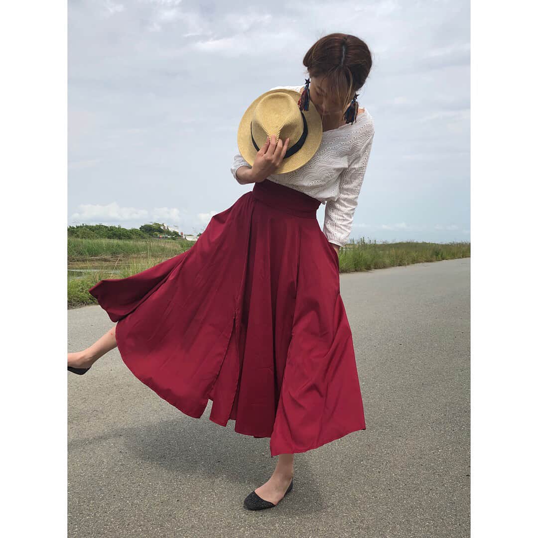 松本さゆきさんのインスタグラム写真 - (松本さゆきInstagram)「, @lefua.closet #フルボリュームコルセットロングスカート  目を惹くけど、派手過ぎず丁度良い落ち着いた赤に一目惚れ😻 スリットも入ってるから真夏でも涼しく着られそうでいい感じです🌞 ハイウエストで足長も着やせ効果も抜群やし、なりよりポケットついてるー！ポッケ好きにはたまらん✨ . . #リボン #fashion #赤好き #ポケット #最近購入 #お気に入り #レフア #スカート #lefua_2018ad」5月29日 19時17分 - matsumotosayuki