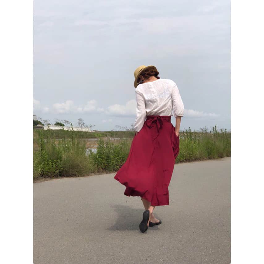 松本さゆきさんのインスタグラム写真 - (松本さゆきInstagram)「, @lefua.closet #フルボリュームコルセットロングスカート  目を惹くけど、派手過ぎず丁度良い落ち着いた赤に一目惚れ😻 スリットも入ってるから真夏でも涼しく着られそうでいい感じです🌞 ハイウエストで足長も着やせ効果も抜群やし、なりよりポケットついてるー！ポッケ好きにはたまらん✨ . . #リボン #fashion #赤好き #ポケット #最近購入 #お気に入り #レフア #スカート #lefua_2018ad」5月29日 19時17分 - matsumotosayuki