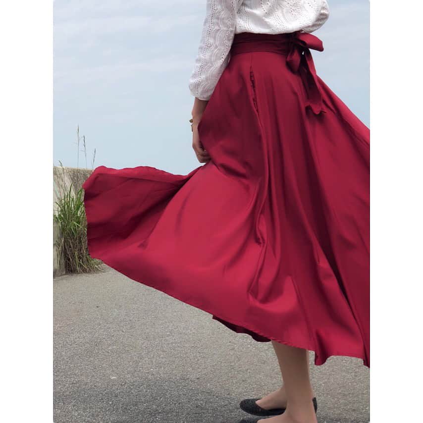 松本さゆきさんのインスタグラム写真 - (松本さゆきInstagram)「, @lefua.closet #フルボリュームコルセットロングスカート  目を惹くけど、派手過ぎず丁度良い落ち着いた赤に一目惚れ😻 スリットも入ってるから真夏でも涼しく着られそうでいい感じです🌞 ハイウエストで足長も着やせ効果も抜群やし、なりよりポケットついてるー！ポッケ好きにはたまらん✨ . . #リボン #fashion #赤好き #ポケット #最近購入 #お気に入り #レフア #スカート #lefua_2018ad」5月29日 19時17分 - matsumotosayuki