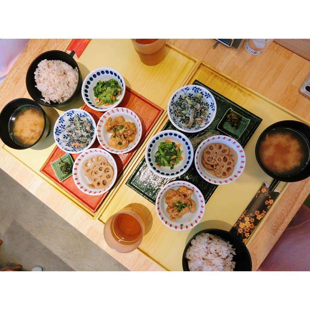的場絢香さんのインスタグラム写真 - (的場絢香Instagram)「#20180527 食いしん坊母娘の京都旅。 ずっともぐもぐタイム♩ * 📍#京菜味のむら おばんざいの小鉢4種類選べて、 朝ごはんセット550円！☀︎ しかもご飯おかわりできちゃう！ (選んだ小鉢が母と全く一緒だった。笑) 📍#サラダの店サンチョ  ここの照焼ステーキが美味しいんだ〜！ 📍#ぎをん小森 わらび餅パフェ！ 抹茶×わらび餅×黒蜜って最高。 ______________________________ #マトバ旅 #京都 #kyoto #マトバの食紀行 #京都グルメ  #まんぷくまる」5月29日 19時34分 - ayaka_matoba