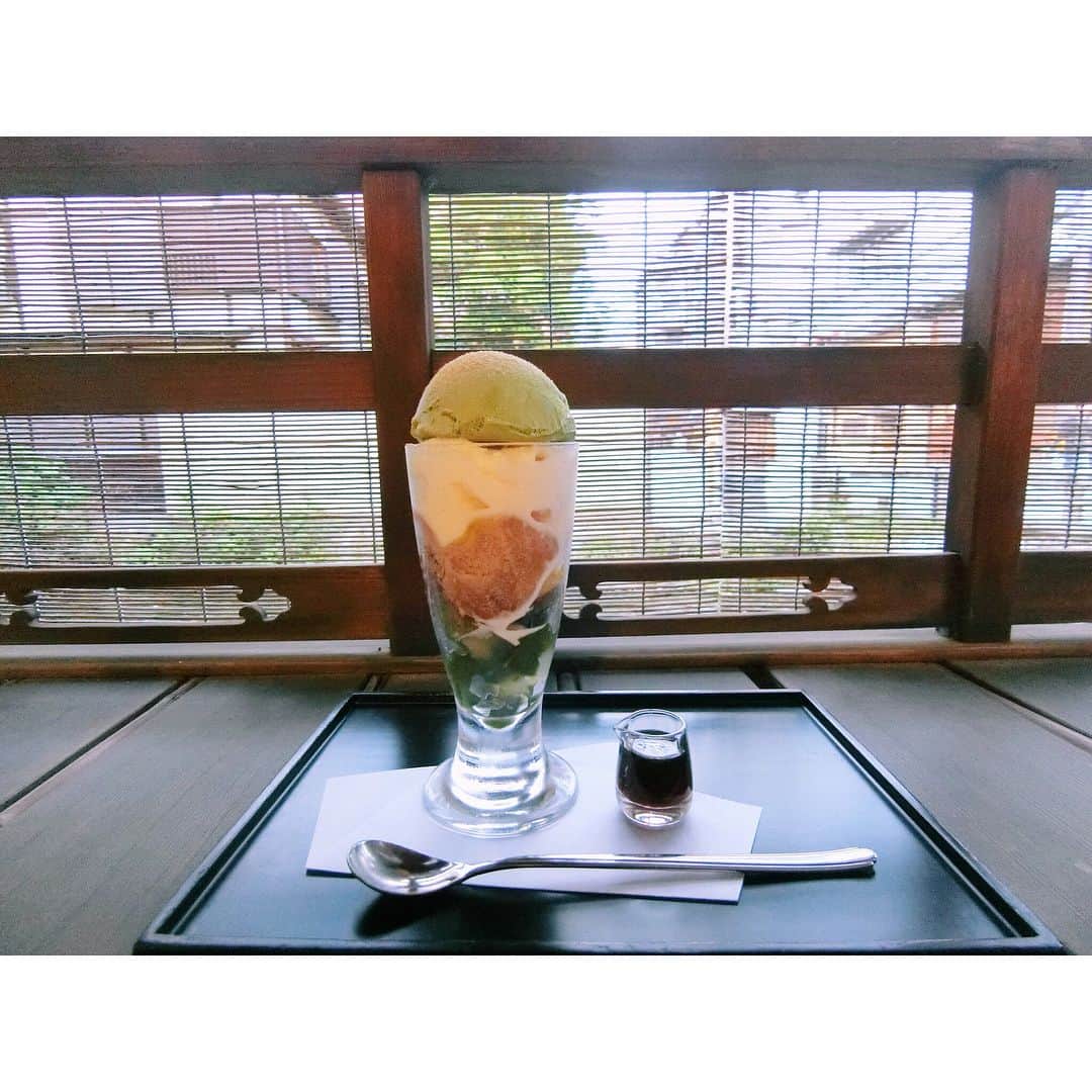 的場絢香さんのインスタグラム写真 - (的場絢香Instagram)「#20180527 食いしん坊母娘の京都旅。 ずっともぐもぐタイム♩ * 📍#京菜味のむら おばんざいの小鉢4種類選べて、 朝ごはんセット550円！☀︎ しかもご飯おかわりできちゃう！ (選んだ小鉢が母と全く一緒だった。笑) 📍#サラダの店サンチョ  ここの照焼ステーキが美味しいんだ〜！ 📍#ぎをん小森 わらび餅パフェ！ 抹茶×わらび餅×黒蜜って最高。 ______________________________ #マトバ旅 #京都 #kyoto #マトバの食紀行 #京都グルメ  #まんぷくまる」5月29日 19時34分 - ayaka_matoba