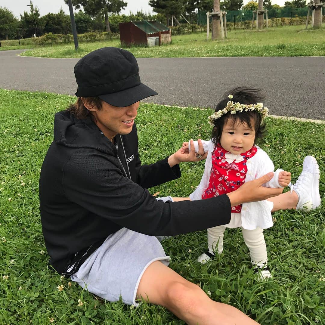 潮田玲子さんのインスタグラム写真 - (潮田玲子Instagram)「昨日のお休みは公園へ。 私と息子はキャーキャー走りまっているなか（ウォーキングデッドごっこ笑）父と娘はなんかほのぼのしてました😂 父がせっせと作っていたのはなんと花かんむり🌸 父から娘へのプレジェントなんだそう笑 言いながら噛んでたし笑笑  #公園 #家族時間 #休日 #花かんむり #父から娘へプレゼン #娘嫌がってすぐ外す笑」5月29日 12時11分 - reikoshiota_official