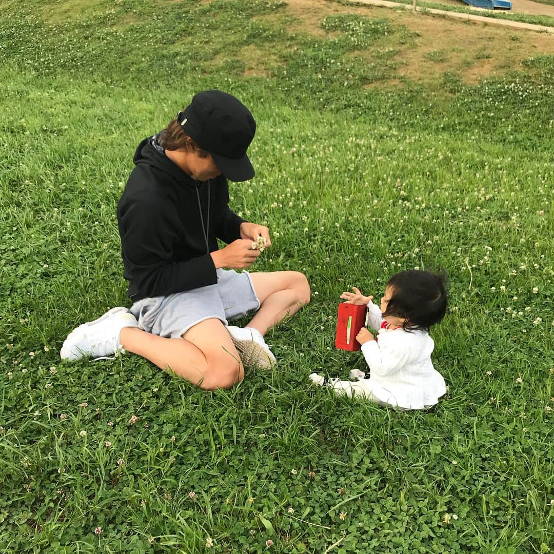 潮田玲子さんのインスタグラム写真 - (潮田玲子Instagram)「昨日のお休みは公園へ。 私と息子はキャーキャー走りまっているなか（ウォーキングデッドごっこ笑）父と娘はなんかほのぼのしてました😂 父がせっせと作っていたのはなんと花かんむり🌸 父から娘へのプレジェントなんだそう笑 言いながら噛んでたし笑笑  #公園 #家族時間 #休日 #花かんむり #父から娘へプレゼン #娘嫌がってすぐ外す笑」5月29日 12時11分 - reikoshiota_official