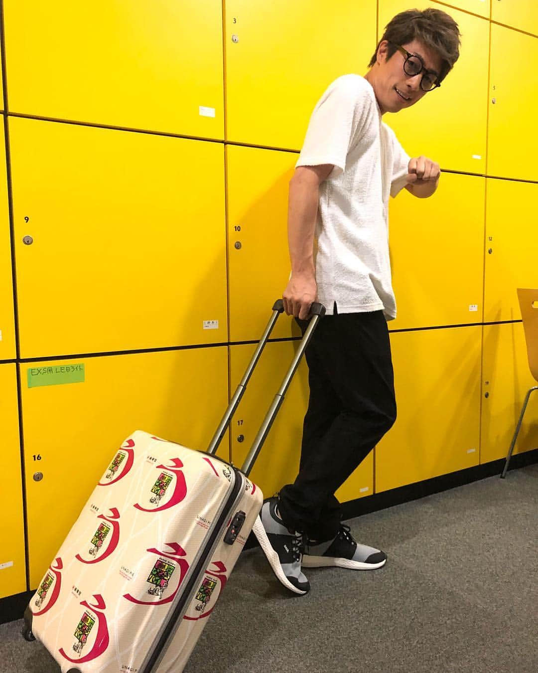 田村淳のインスタグラム：「非売品うなぎパイのキャリーケースを頂きました…使いこなせるか不安w #うなぎパイ」