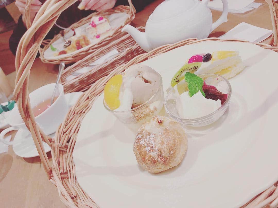 石田涼のインスタグラム：「アフタヌーンティー初めて行きました☕️今度は三段のやつあるとこ行きたい！  #カバガ #like4like #afternoontea #cafe #sweets #cake #アフタヌーンティー」