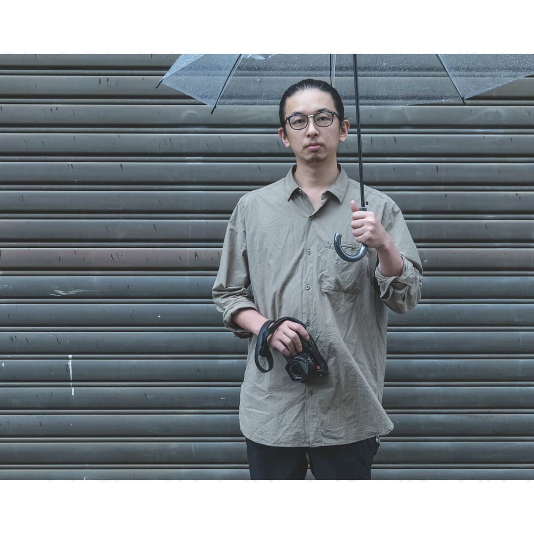 ALOOKのインスタグラム：「今輝くクリエイター達の連載企画 第12弾がHPで本日より公開！ __________________________________  世界各地の“奇妙なもの”を対象に、 博物学的・美学的視点から撮影・執筆し 写真家として活躍している 「佐藤健寿」氏。 活動のベースにしていることや “黒”に対するイメージなどについて 語っていただきました。 詳しくはALOOKの、 プロフィールリンクよりCheck!! ______________________________ メガネ:ALKURO-055 ______________________________ . ¥8,640(taxin) ______________________________ #ALOOK #めがね #メガネ #眼鏡 #ダテメ #eyewear #glasses #trend #fashion #instafashion #accessory #snap #メガネ男子 #フォロー #フォローミー #black #黒 #basic #creator #写真家 #フォトグラファー #photographer #クレイジージャーニー #奇界遺産 #カメラ #camera #カメラマン #写真 #佐藤健寿 #alkuro」