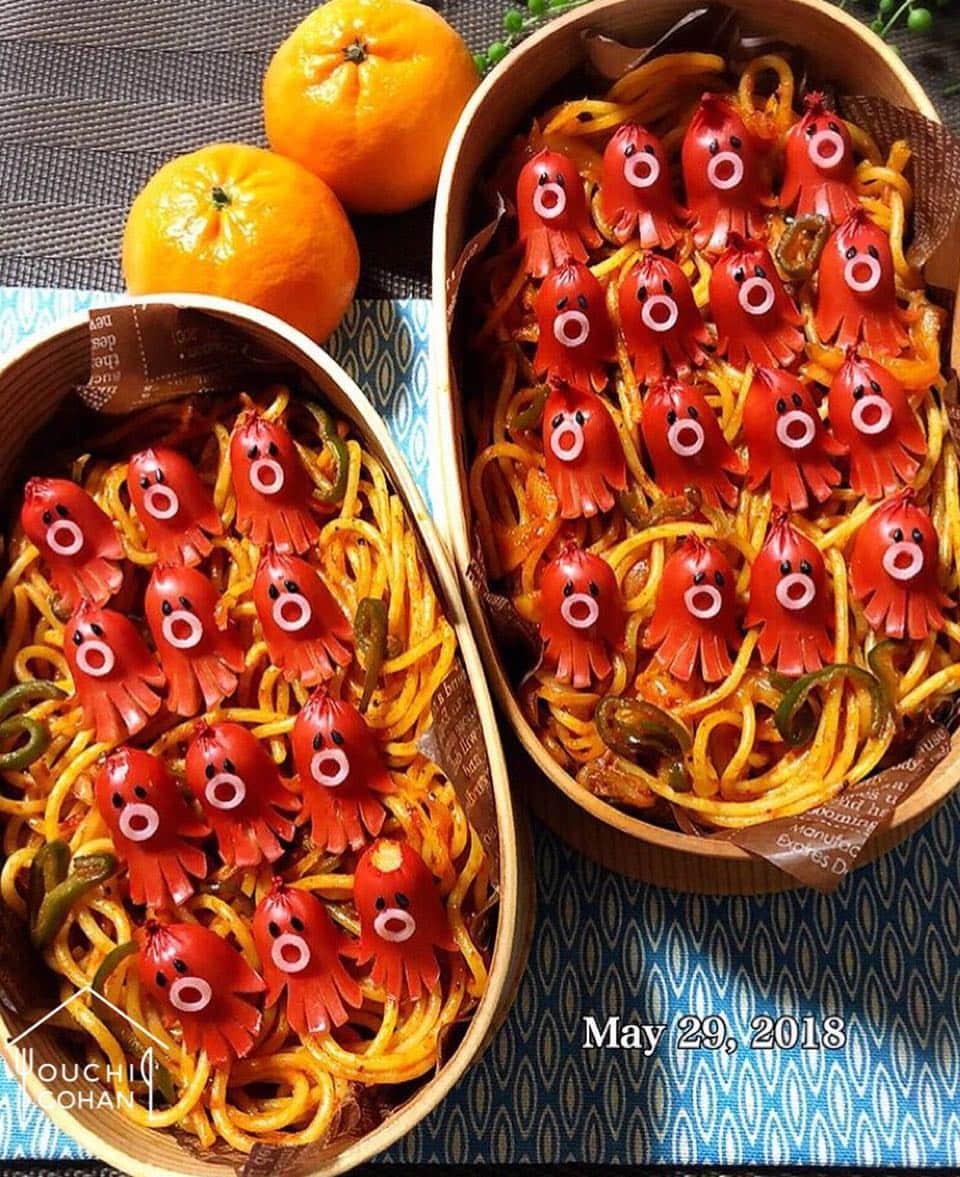 おうちごはん編集部さんのインスタグラム写真 - (おうちごはん編集部Instagram)「delicious photo by @koubai.yuka . ナポリタンの上には、これでもかというほどタコさんウインナーがいっぱい❗️ かわいすぎて、思わず目を奪われちゃいました🐙💕 「赤ウインナーといったらタコさんにしないわけにはいかない」と @koubai.yuka さん。昔ながらのナポリタンには特に似合いますね😍 タコさんの中には1匹だけハゲている子がいるそうですよ(笑)。 見つけられますでしょうか？🤔 . -------------------------- ◆ #おうちごはんLover （ #おうちごはんラバー #ouchigohanlover もOK）を付けて投稿すると紹介されるかも！スタッフが毎日楽しくチェックしています♪ . ※ #デリスタグラマー #delistagrammer は #おうちごはんLover に生まれ変わりました！ . [staff : コノ] --------------------------- . #ouchigohan #いつものいただきますを楽しく #おうちカフェ #おうちごはん #instafood #暮らし #foodpic #onthetable #onmytable #foodporn #foodphoto #foodstyling #lunch #昼ごはん . #ナポリタン #お弁当 #弁当 #bento #obento  #曲げわっぱ #わっぱ弁当 #曲げわっぱ弁当 #タコさんウインナー . #ナポリタン弁当」5月29日 15時09分 - ouchigohan.jp