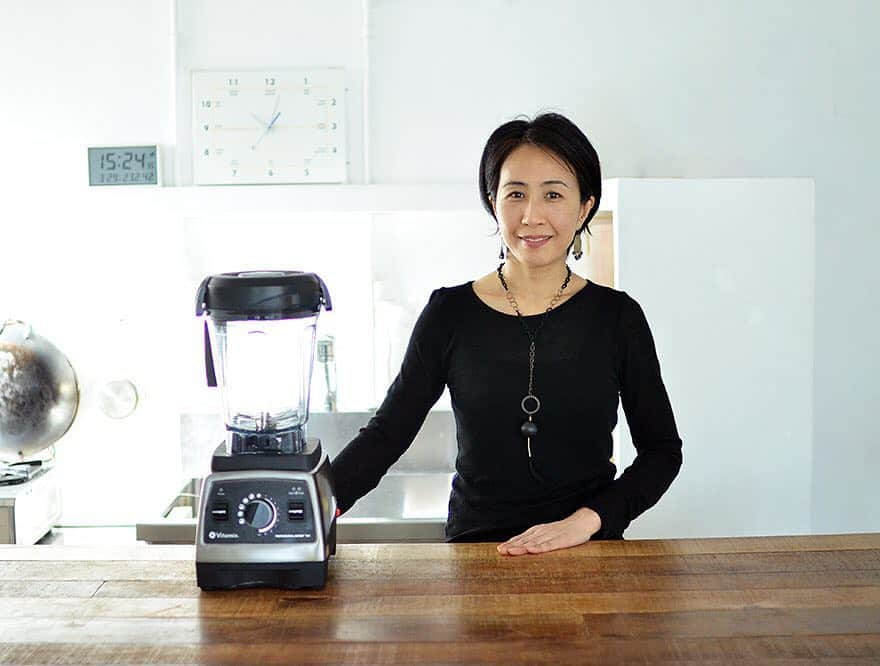 Vitamix Japanさんのインスタグラム写真 - (Vitamix JapanInstagram)「「プロの料理家たちが作るVitamixレシピシリーズ」 Color & Spicesで提案する Vitamix Recipe Vol.1  マテリアルコーディネーター 福井純代さん  いま、「衣」「食」「住」を軸に、幅広い分野で活躍されているマテリアルコーディネーターの福井純代さん。常にクリエイティブな視点を取り入れたライフスタイルを送る彼女も、実はVitamix Pro 750愛用者のおひとり。そこで今週から、バイタミックスを使った、おいしくておしゃれなレシピを福井さんが5回にわたり伝授してくださいます。 テーマは、これからの暑い季節にピッタリな “Color & Spices” 色とりどりの食材、福井さんが得意とするスパイステクニックから生まれるお料理は、夏の食卓を簡単でヘルシーに、格段とおいしく彩ってくれるはず。 ・ ～スイカのジェラートガスパッチョ～ Vol.1  レシピの詳細は下記URLよりご覧ください！ https://goo.gl/jLvS17  @sf_sumiyos  #sumiyoscooking  #バイタミックス #バイタミックスレシピ #ガスパチョ #vitamix_japan  http://www.sumiyos.jp」5月29日 16時23分 - vitamix_japan