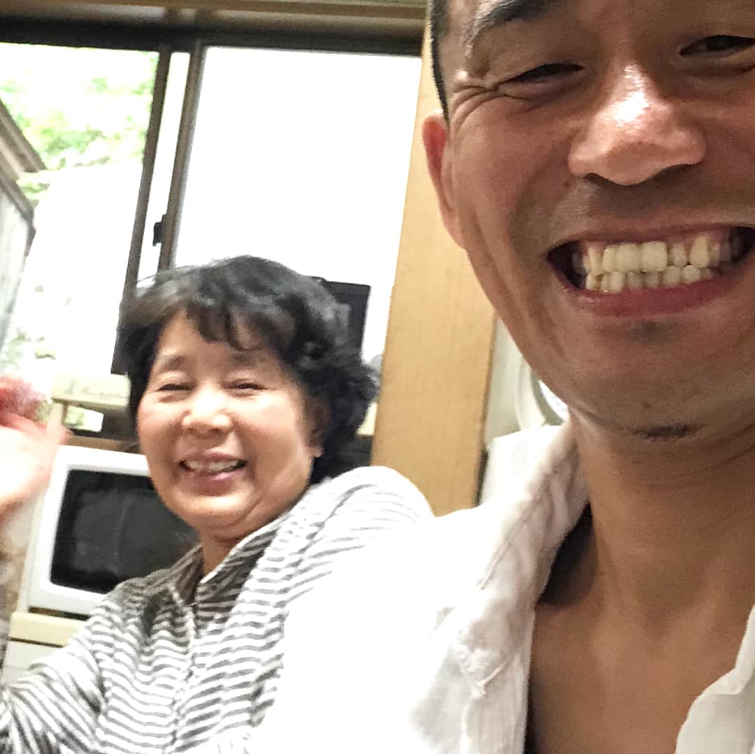 石田靖さんのインスタグラム写真 - (石田靖Instagram)「テレビ東京『昼めし旅』1000回記念❗️再会SP😆 という事で愛媛県松山市の睦月島へ 45年間、フェリーの売店でおでんを売り続け、昨年9月で引退したお母さんと再会〜 OAは6月15日（金）お楽しみに❗️ #テレビ東京 #昼めし旅 #1000回記念 #再会SP #あなたのご飯見せてください  #愛媛県松山市 #三津浜港 #睦月島 #フェリーの中の売店でおでん #静かな島 #3枚目の写真 #島で出会った仲間 #キリギリス #バッタ #カマキリ #トカゲ #カナヘビ #山羊 #めっちゃ賑やか #一期一笑  #石田靖」5月29日 16時47分 - yasulog