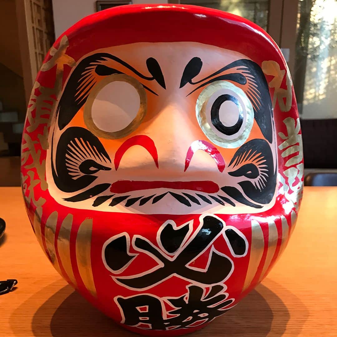 石井一久のインスタグラム：「ゴルフの色んな倶楽部と戦う倶楽部対抗に所属倶楽部の仲間8人と出場したのですが、力を合わせて頑張るために だるまを僕が買いました。 顔の下 必勝 顔の横に 協力一致といい言葉がある だるまがあったのでネット注文 そして当日だるまにみんなの名前を書いて正面から見ると祈 当選！ 業者が間違いやがった！ 当選って(T_T)」