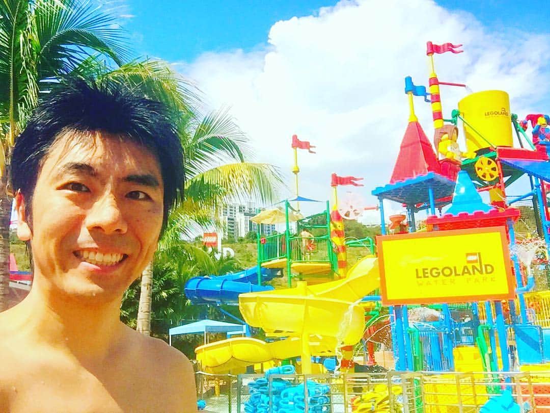 投資家兼FXトレーダー Tatsuki Jinnoのインスタグラム：「レゴランドマレーシアのウォーターパークに遊びに来ました(^^) ・ 車で10分でこれるのはありがたいですね！ 年パスを持ってるので、市民プール感覚できてます。 ・ 年内には水族館も完成予定らしいので、楽しみが広がりますね(^^)」