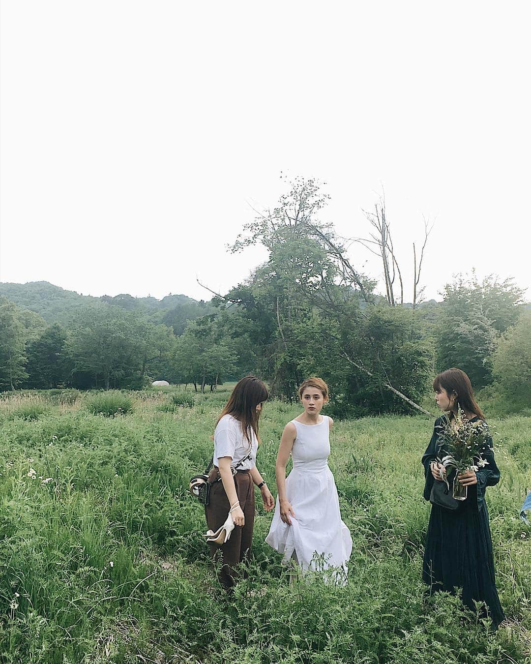 花盛友里のインスタグラム：「とーっても素敵なところで撮影！ ドレスも全部かわいすぎてほんともう一回結婚式したくなった、、、 @lienforet_dress さんありがとうございました♡ . . . #work #photographer」