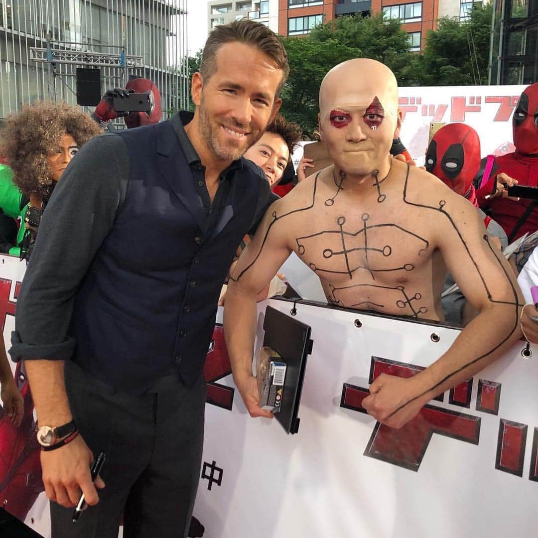 デッドプールのインスタグラム：「ウェポンXIと記念撮影できて、とても嬉しそうなライアン・レイノルズちゃん❣️ #デッドプール #デップー2 #俺ちゃん来日中 #Repost @vancityreynolds 2009, you haven’t aged a bit. Tokyo cosplay on point tonight. (I’m the one on the left) #デッドプール 🇯🇵🇯🇵🇯🇵」