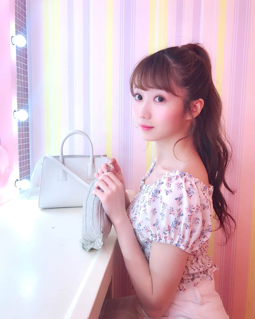 大谷映美里さんのインスタグラム写真 - (大谷映美里Instagram)「愛用ポーチ🐈💖 ㅤㅤㅤㅤㅤㅤㅤㅤㅤㅤㅤㅤㅤ #maisondefleur のポーチは 可愛らしいものがたくさんあって、 シンプルな大人可愛いものもあるので 大好きです💒✨ ㅤㅤㅤㅤㅤㅤㅤㅤㅤㅤㅤㅤㅤ 今使っているポーチの4つくらいは メゾンドフルールです(*´ω｀*)✨ ㅤㅤㅤㅤㅤㅤㅤㅤㅤㅤㅤㅤㅤ #メゾンドフルール#ポーチ#ハニーシナモン#エブリン #ザラ#honeycinnamon#evelyn#zara#ポニーテール」5月29日 21時10分 - otani_emiri